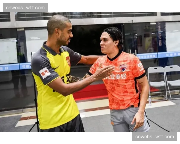 上海海港引进加纳边锋普林斯·安佩姆,作为第六外援租借加盟 上海海港引进加纳边锋普林斯·安佩姆,作为第六外援租借加盟