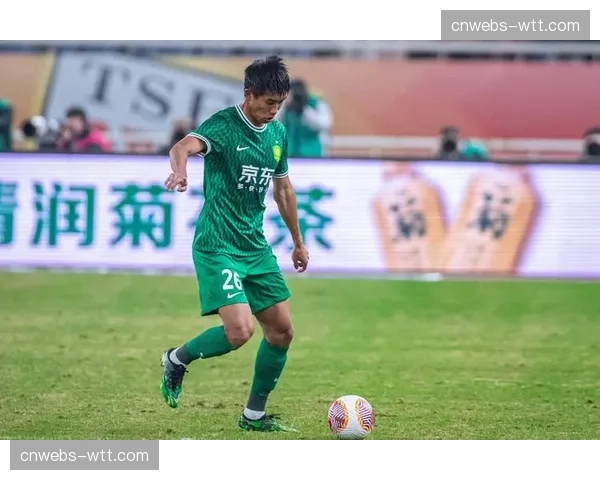 球员球衣内置传感器在激烈碰撞后脱落，引发短暂比赛中断与技术检查